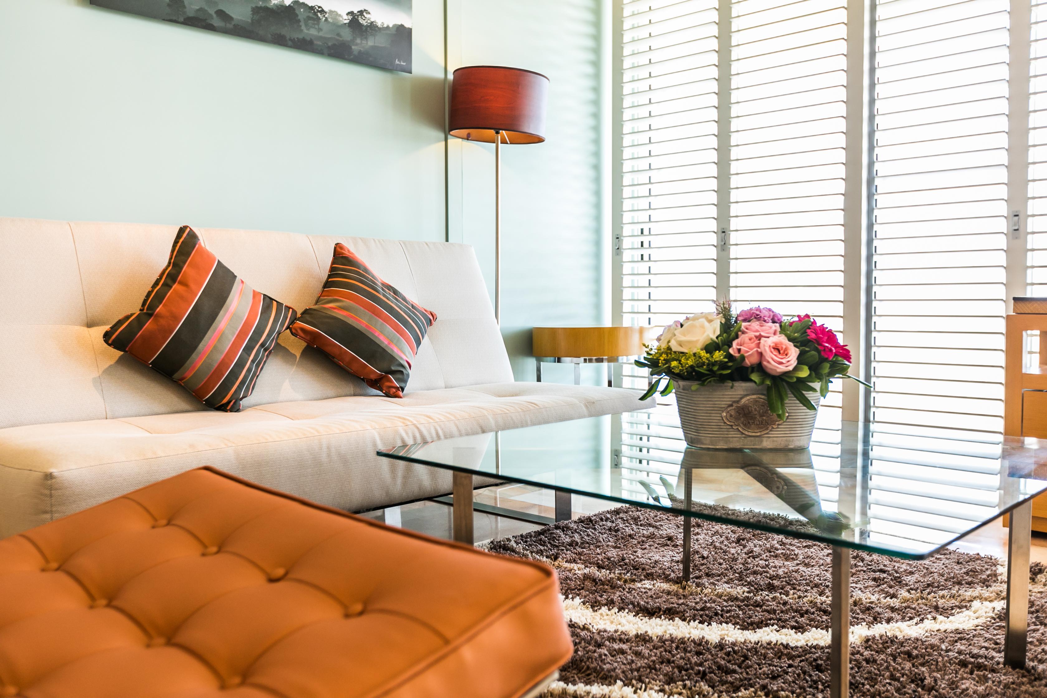 Palacio Mundo Imperial Riviera Diamante Acapulco Exterior foto A living room with a sofa, ottoman, and coffee table