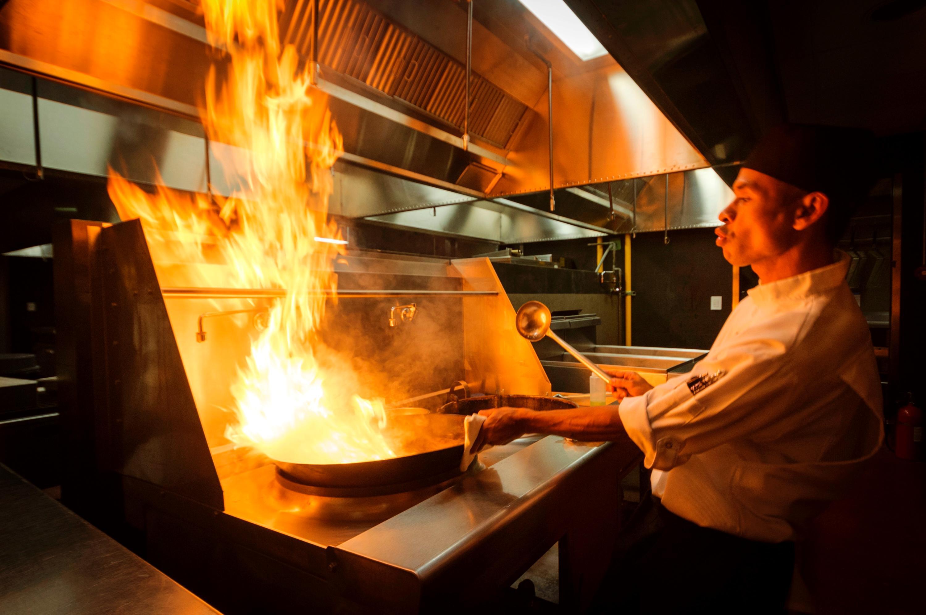 Palacio Mundo Imperial Riviera Diamante Acapulco Exterior foto A chef cooking with a flaming skillet