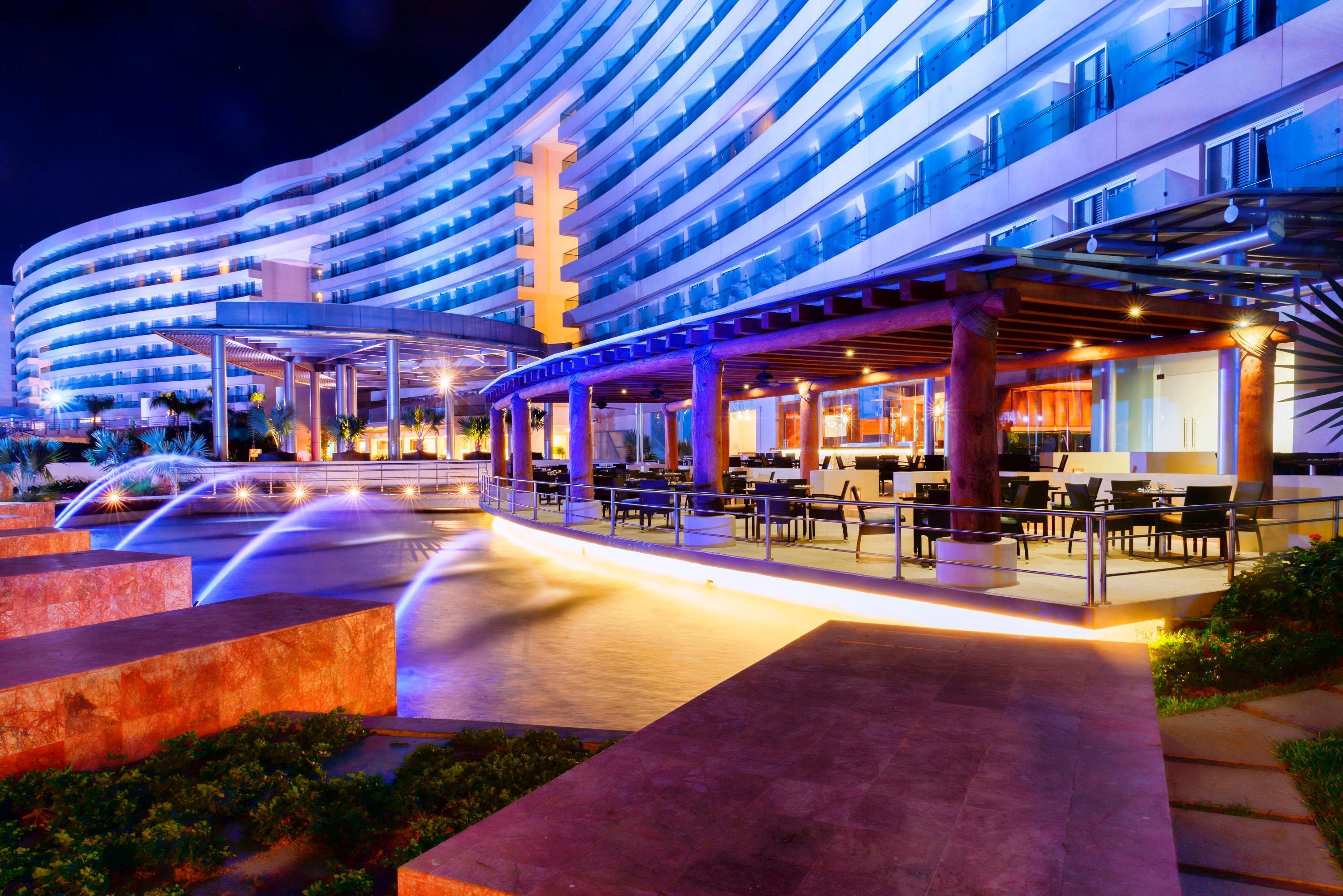 Palacio Mundo Imperial Riviera Diamante Acapulco Exterior foto The resort at night